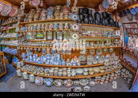 CORUND, TRANSILVANIA, ROMANIA - 11 LUGLIO 2020: Piatti tradizionali ungheresi in ceramica provenienti dall'area di Corund, Romania, collocati ornamentalmente su un muro rustico Foto Stock