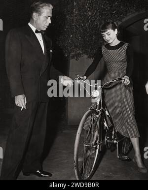 Audrey Hepburn e Humphrey Bogart in Sabrina (Paramount, 1954). Comunque, foto pubblicitaria Foto Stock