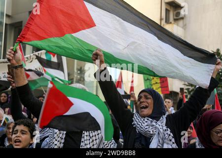 Beirut, Libano. 19 gennaio 2024. Manifestanti palestinesi e libanesi sventolano bandiere palestinesi durante una manifestazione per ringraziare il Sudafrica per aver intentato una causa contro Israele presso la Corte internazionale di giustizia (ICJ) per genocidio a Gaza. Decine di rifugiati libanesi e palestinesi si sono riuniti al di fuori dell'ambasciata del Sudafrica a Beirut per esprimere gratitudine per la sua posizione nella continua guerra israeliana-Hamas nella striscia di Gaza. Crediti: Marwan Naamani/dpa/Alamy Live News Foto Stock