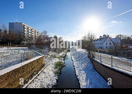 Dortmund, Nordrhein-Westfalen, Deutschland - Winter mit Schnee im Ruhrgebiet, renaturierte Emscher in Dortmund-Aplerbeck am Wasserschloss Haus Rodenberg rechts. Winterlandschaft mit renaturierter Emscher, Emscherumbau, Dortmund, Nordrhein-Westfalen, Deutschland *** Dortmund, Renania settentrionale-Vestfalia, Germania Inverno con neve nella zona della Ruhr, rinaturalizzato Emscher a Dortmund Aplerbeck nel castello fossato Haus Rodenberg paesaggio invernale con Emscher rinaturalizzato, conversione Emscher, Dortmund, Renania settentrionale-Vestfalia, Germania Foto Stock