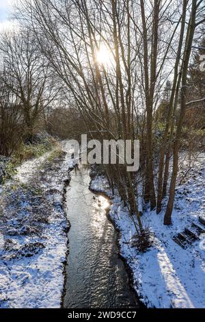 Dortmund, Nordrhein-Westfalen, Deutschland - Winter mit Schnee im Ruhrgebiet, renaturierte Emscher in Dortmund-Aplerbeck. Winterlandschaft mit renaturierter Emscher, Emscherumbau, Dortmund, Nordrhein-Westfalen, Deutschland *** Dortmund, Renania settentrionale-Vestfalia, Germania Inverno con neve nell'area della Ruhr, rinaturalizzazione di Emscher a Dortmund Aplerbeck paesaggio invernale con Emscher rinaturalizzato, conversione di Emscher, Dortmund, Renania settentrionale-Vestfalia, Germania Foto Stock