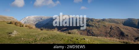 Vista panoramica di Fairfield da Helm Crag, Lake District, Cumbria, Inghilterra, Regno Unito, GB, Europa. Foto Stock