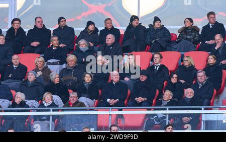 , Joel Beckenbauer, Sohn von Franz, Heidi Beckenbauer, Francesca Beckenbauer, Uli HOENESS ex presidente del FCB , Ehrenpräsident, Markus Soeder, Söder, bayerischer Ministerpräsident, Ministerpraesident, Bayern, CSU, Politiker, Frank-Walter Steinmeier SPD, Bundespraesident Deutschland, Olaf Scholz, Bundeskanzler, visita il servizio commemorativo della leggenda del calcio defunta Franz Beckenbauer morì il 7 gennaio 2024 il 19 gennaio 2024 a Monaco di Baviera, in Germania. Stagione 2023/2024, 1.Bundesliga, FCB, Monaco, FC Bayern München, giorno x, x.Spieltag Foto Stock