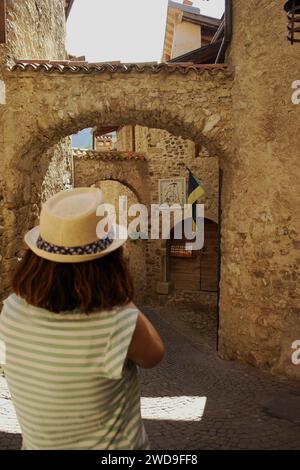 Vista sul borgo medievale di Canale di Tenno, lago di Garda. 14 agosto 2023, Canale di Tenno, Trentino alto Adige, Italia Foto Stock