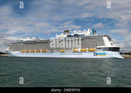 Anthem of the Seas una nave da crociera Royal Caribbean International Quantum Class ormeggiata nel River test a Southampton sulla costa meridionale dell'Inghilterra Foto Stock