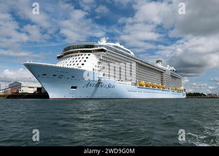 Anthem of the Seas una nave da crociera Royal Caribbean International Quantum Class ormeggiata nel River test a Southampton sulla costa meridionale dell'Inghilterra Foto Stock