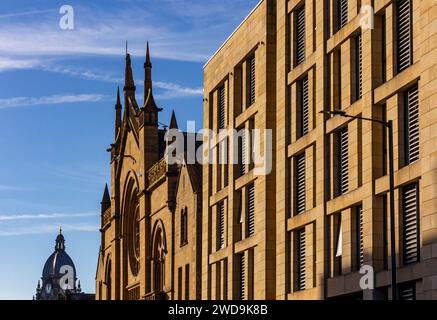 Edifici al sole nel tardo pomeriggio con cielo blu alle spalle nel centro di Leeds, West Yorkshire, Inghilterra, Regno Unito Foto Stock