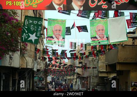 Banner e bandiere di diversi partiti politici sono stati posti nell'area di Mehmoodabad in occasione delle prossime elezioni generali del 2024, a Karachi venerdì 19 gennaio 2024. Credito: Pakistan Press International (PPI)/Alamy Live News Foto Stock