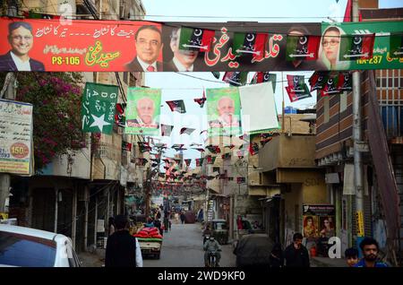 Banner e bandiere di diversi partiti politici sono stati posti nell'area di Mehmoodabad in occasione delle prossime elezioni generali del 2024, a Karachi venerdì 19 gennaio 2024. Credito: Pakistan Press International (PPI)/Alamy Live News Foto Stock