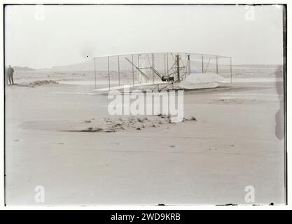 1903 Wright Flyer danneggiato a terra dopo il volo finale 17 dicembre 1903. Foto Stock