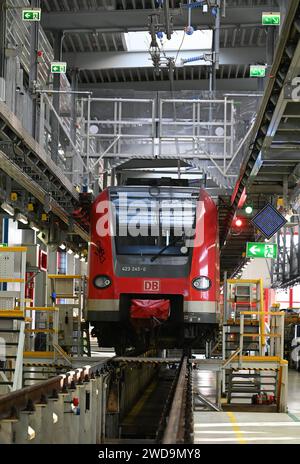 Ein Triebwagen der S Bahn steht aufgebockt zur Wartung und Reparatur in der Werkstatt *** un vagone ferroviario Della S-Bahn è sollevato per la manutenzione e la riparazione in officina Foto Stock