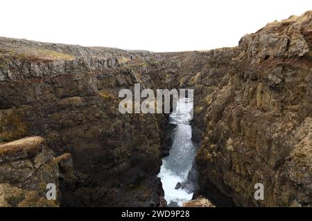 Kolugljúfur è un canyon molto grazioso situato nel nord dell'Islanda e noto per le sue cascate Kolufossar che scorrono fino al fondo della gola Foto Stock