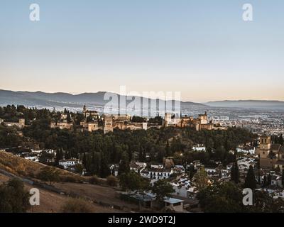 Vista panoramica del castello Alhambra di Granada, Andalusia, Spagna, durante il tramonto, dal Mirador de la Cruz de Rauda, ora dell'oro, cielo limpido, sole Foto Stock