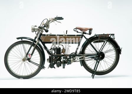 1913 FN modello 285 motocicletta veterana. Immagine Studio su sfondo bianco. Vista laterale sinistra. Foto Stock