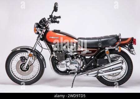 1973 Kawasaki Z2 749cc motocicletta classica giapponese. Vista laterale sinistra. Immagine Studio su sfondo bianco. Foto Stock