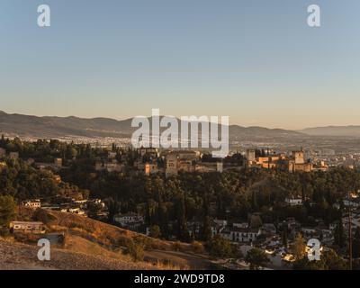 Vista panoramica del castello Alhambra di Granada, Andalusia, Spagna, durante il tramonto, dal Mirador de la Cruz de Rauda, ora dell'oro, cielo limpido, sole Foto Stock