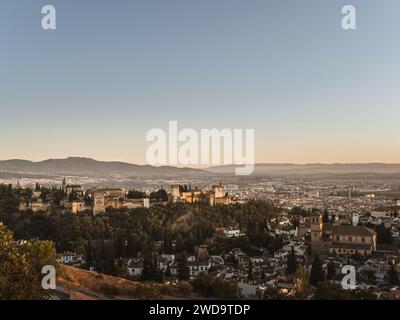 Vista panoramica del castello Alhambra di Granada, Andalusia, Spagna, durante il tramonto, dal Mirador de la Cruz de Rauda, ora dell'oro, cielo limpido, sole Foto Stock