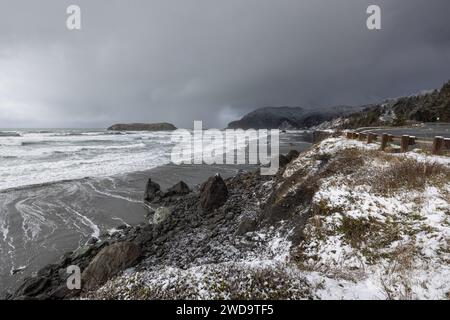 La spiaggia di Myers creek proprio sul lato dell'autostrada 101 coperta di ghiaccio e neve dopo una rara tempesta invernale ha portato la neve sulla costa meridionale dell'Oregon verso la fine di febbraio Foto Stock