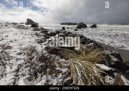 La spiaggia di Myers creek proprio sul lato dell'autostrada 101 coperta di ghiaccio e neve dopo una rara tempesta invernale ha portato la neve sulla costa meridionale dell'Oregon verso la fine di febbraio Foto Stock