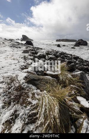 La spiaggia di Myers creek proprio sul lato dell'autostrada 101 coperta di ghiaccio e neve dopo una rara tempesta invernale ha portato la neve sulla costa meridionale dell'Oregon verso la fine di febbraio Foto Stock