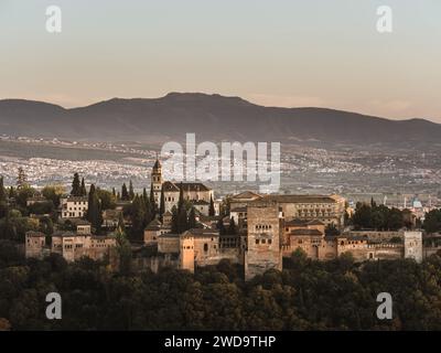 Vista panoramica del castello Alhambra di Granada, Andalusia, Spagna, durante il tramonto, dal Mirador de la Cruz de Rauda, ora dell'oro, cielo limpido, sole Foto Stock