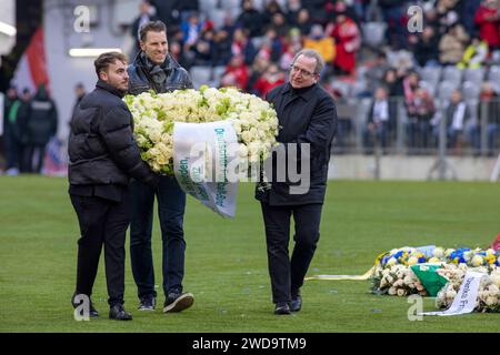 Tausende Menschen haben am Freitag 19.01.2024 in der Muenchner Allianz Arena Abschied von der Fussball-legende Franz Beckenbauer genommen. Foto: Trauerkranz vom Deutschen Fussball-Bund Beckenbauer War AM 7. Januar im Alter von 78 Jahren gestorben. Von 1964 bis 1977 spielte er beim FC Bayern Muenchen. Zweimal wurde er mit der deutschen Nationalmannschaft Weltmeister: 1974 als Spieler im eigenen Land, 1990 als Teamchef der DFB-Elf. Siehe epd-Meldung vom 19.01.2024 EDITORIALE SOLO USO *** migliaia di persone salutano la leggenda del calcio Franz Beckenbauer venerdì 19 01 2024 a Munichs Allianz AR Foto Stock