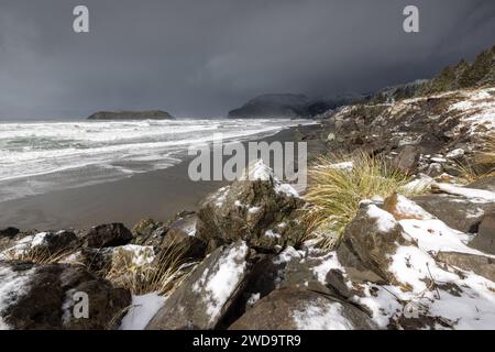 La spiaggia di Myers creek proprio sul lato dell'autostrada 101 coperta di ghiaccio e neve dopo una rara tempesta invernale ha portato la neve sulla costa meridionale dell'Oregon verso la fine di febbraio Foto Stock