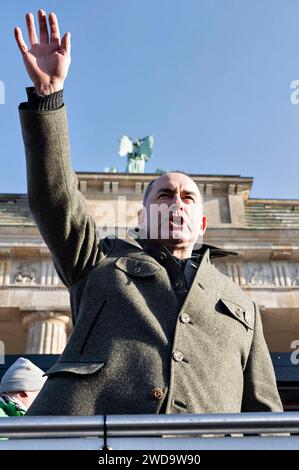 Hubert Aiwanger bei der Kundgebung der Spediteure gegen die Doppelbelastung durch Maut-Erhöhung und CO2-Abgabe am Brandenburger Tor. Berlino, 19.01.2024 *** Hubert Aiwanger al raduno degli autotrasportatori contro il doppio onere dell'aumento del pedaggio e del prelievo CO2 alla porta di Brandeburgo Berlino, 19 01 2024 foto:XS.xZeitzx/xFuturexImagex spediteure demo 4155 Foto Stock