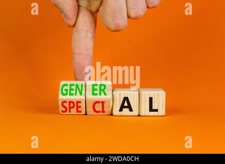 Simbolo generale o speciale. Un uomo d'affari trasforma bellissimi cubi di legno e cambia la parola speciale in generale. Bellissimo sfondo arancione. Foto Stock