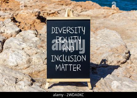DEI Diversity equity Inclusion Matter Symbol. Concetto di parole DEI diversità equità e inclusione materia su bella lavagna nera. Bella pietra s Foto Stock