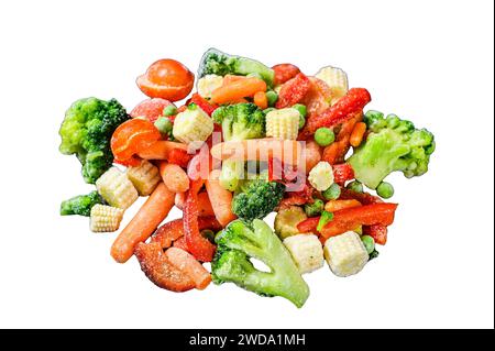 Verdure a fette fredde, broccoli, peperoni dolci, pomodori, carote, surgelati, piselli e mais. Isolato su sfondo bianco, vista dall'alto Foto Stock