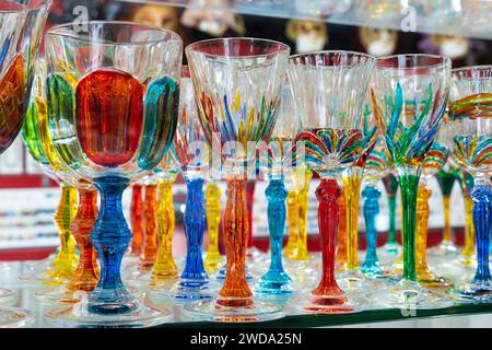 Tazze realizzate in vetro colorato di Murano famoso in tutto il mondo. Souvenir da Venezia, Italia Foto Stock