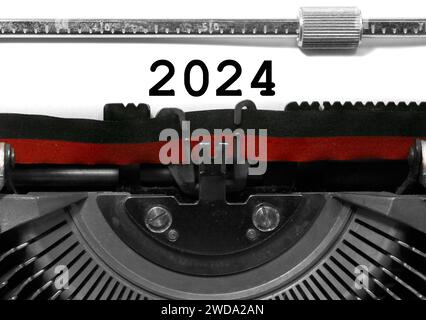 Testo 2024 scritto con una vecchia macchina da scrivere vintage su carta Foto Stock