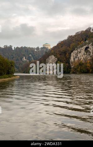 Donaudurchbruch die Weltenburger Enge, auch Donaudurchbruch bei Weltenburg genannt, ist eine etwa 5,5 km lange Engstelle des Donautals zwischen Kelheim und dem Kloster Weltenburg. DAS Geotop liegt entlang der Donau im niederbayerischen Landkreis Kelheim und in der südlichen Frankenalb. Der bayerische König Ludwig I. stellte die Weltenburger Enge schon 1840 unter Naturschutz. 1938 wurde das 559 Hektar große Naturschutzgebiet Weltenburger Enge eingerichtet, das im Oktober 2022 mit dem 375 Hektar großen Naturschutzgebiet Hirschberg und Altmühlleiten vereinigt wurde. Seit März 2020 ist ein Foto Stock