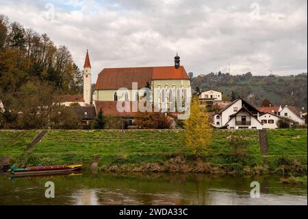 Donaudurchbruch die Weltenburger Enge, auch Donaudurchbruch bei Weltenburg genannt, ist eine etwa 5,5 km lange Engstelle des Donautals zwischen Kelheim und dem Kloster Weltenburg. DAS Geotop liegt entlang der Donau im niederbayerischen Landkreis Kelheim und in der südlichen Frankenalb. Der bayerische König Ludwig I. stellte die Weltenburger Enge schon 1840 unter Naturschutz. 1938 wurde das 559 Hektar große Naturschutzgebiet Weltenburger Enge eingerichtet, das im Oktober 2022 mit dem 375 Hektar großen Naturschutzgebiet Hirschberg und Altmühlleiten vereinigt wurde. Seit März 2020 ist ein Foto Stock