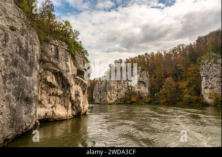 Donaudurchbruch die Weltenburger Enge, auch Donaudurchbruch bei Weltenburg genannt, ist eine etwa 5,5 km lange Engstelle des Donautals zwischen Kelheim und dem Kloster Weltenburg. DAS Geotop liegt entlang der Donau im niederbayerischen Landkreis Kelheim und in der südlichen Frankenalb. Der bayerische König Ludwig I. stellte die Weltenburger Enge schon 1840 unter Naturschutz. 1938 wurde das 559 Hektar große Naturschutzgebiet Weltenburger Enge eingerichtet, das im Oktober 2022 mit dem 375 Hektar großen Naturschutzgebiet Hirschberg und Altmühlleiten vereinigt wurde. Seit März 2020 ist ein Foto Stock