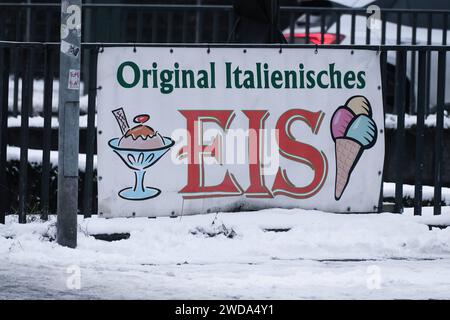 DATA RECORD NON DICHIARATA Düsseldorf 19.01.2023 Original Italienisches Eis Eisdiele Italien Winterzeit Schneefall Kältewelle Düsseldorf Nordrhein-Westfalen Deutschland *** Düsseldorf 19 01 2023 Original Italian Ice cream cream room Italy Winter time Snow fall cold Wave Düsseldorf North Rhine-Westphalia Germany Foto Stock