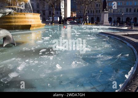 Londra, Regno Unito. 19 gennaio 2024. Le fontane di Trafalgar Square si congelano quando nel Regno Unito continuano a raggiungere temperature sotto lo zero. Credito: Vuk Valcic/Alamy Foto Stock