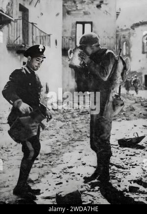 Un poliziotto italiano dà un drink a un soldato americano a Napoli il 29 settembre 1943 a seguito di sbarchi sulla spiaggia di Salerno durante l'invasione dell'Italia della seconda guerra mondiale. Foto Stock