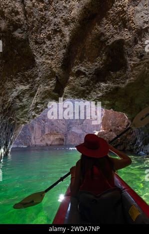 Kayak nella Emerald Cave nel Black Canyon, Arizona Foto Stock