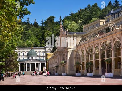 Attraversa il padiglione primaverile e la colonnata a Marianske Lazne. Repubblica Ceca Foto Stock