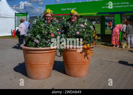 Uomini Flowerpot vestiti con abiti divertenti (animatori che lavorano divertendosi, facce sorridenti) - RHS Flower Show Tatton Park 2023, Cheshire Inghilterra Regno Unito. Foto Stock
