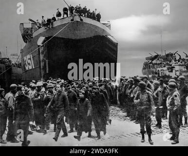 I prigionieri tedeschi sbarcano da un'imbarcazione da sbarco all'inizio di febbraio 1944 in rotta verso un campo di prigionia. Seguì la seconda guerra mondiale attraverso la linea Gustav, costruita per difendere l'Italia occidentale, che si estendeva da nord del fiume Garigliano a ovest, attraverso i monti appenninici fino alla foce del fiume Sangro sulla costa adriatica a est. Foto Stock