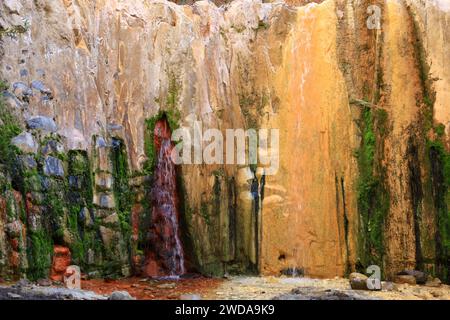 Ammira la cascata Colores nel Parco Nazionale della Caldera de Taburiente sull'isola di la Palma, Isole Canarie Foto Stock