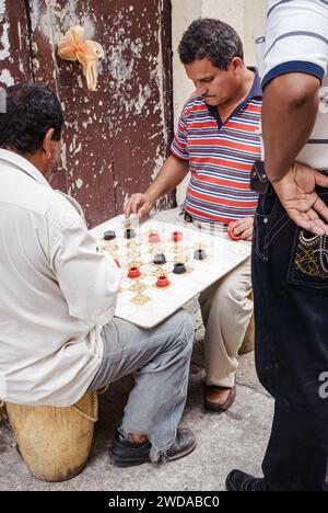 Cartegena, Colombia, 15 maggio 2010: Partita di dama di strada nella città vecchia di Cartagena de Indias (Colombia) Foto Stock