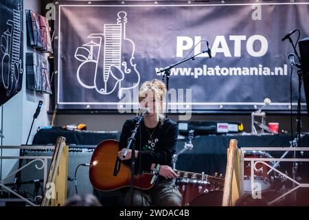 GRONINGEN - il cantautore Froukje durante una performance nel negozio di dischi Platone come parte del festival Eurosonic ESNS. ANP PAUL BERGEN paesi bassi Out - belgio Out credito: ANP/Alamy Live News Foto Stock