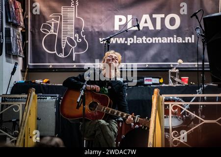 GRONINGEN - il cantautore Froukje durante una performance nel negozio di dischi Platone come parte del festival Eurosonic ESNS. ANP PAUL BERGEN paesi bassi Out - belgio Out credito: ANP/Alamy Live News Foto Stock