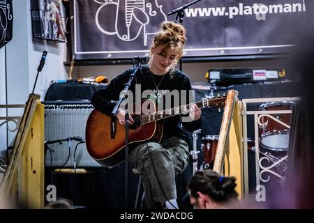 GRONINGEN - il cantautore Froukje durante una performance nel negozio di dischi Platone come parte del festival Eurosonic ESNS. ANP PAUL BERGEN paesi bassi Out - belgio Out credito: ANP/Alamy Live News Foto Stock