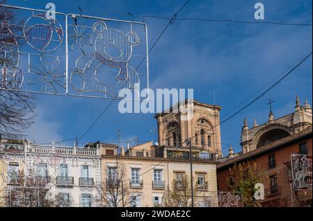 Decorazioni natalizie nella piazza Bib-Rambla di Granada (Spagna) in una soleggiata mattinata d'inverno Foto Stock