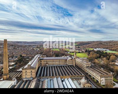 Vista aerea di Salts Mill, Saltaire, vecchia fabbrica tessile vittoriana a Bradford Foto Stock